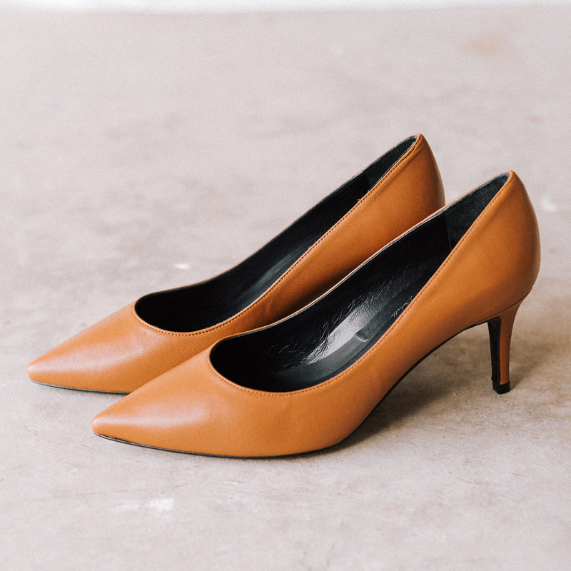 Comfortable low heel stilettos for guests in brown leather