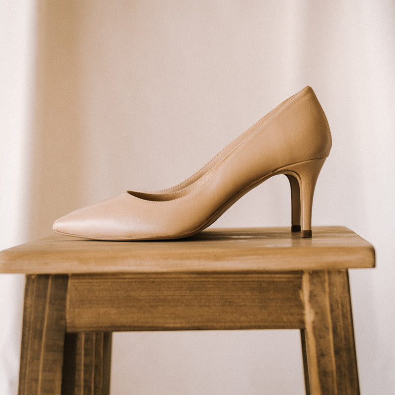 Stiletto heel 6cm in elegant nude leather combines with all the ideal wardrobe background