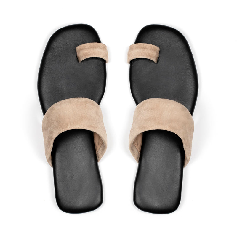 Summer flat sandal in leather and suede very soft and padded with natural color toe ring.