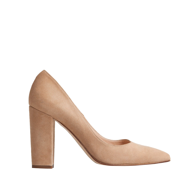 Wide-heeled stiletto in natural suede, a perfect wardrobe essential that goes with everything.