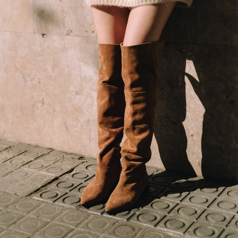 Botas de mujer mosquetera en color marrón con tacón 2,5 cm