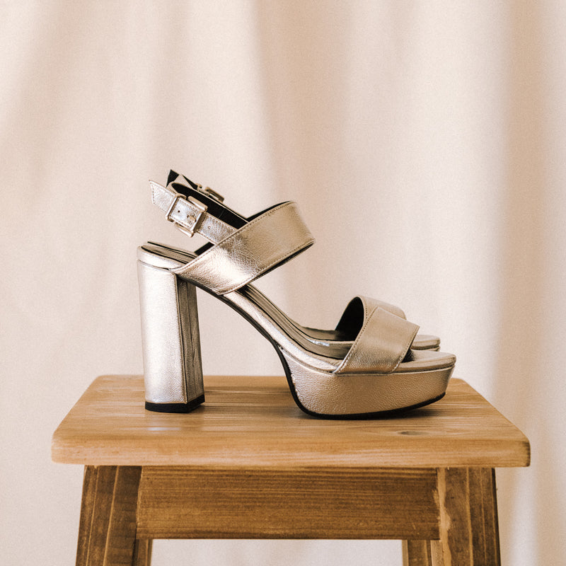 Heeled sandals in silver leather, ideal for a perfect combination with everything