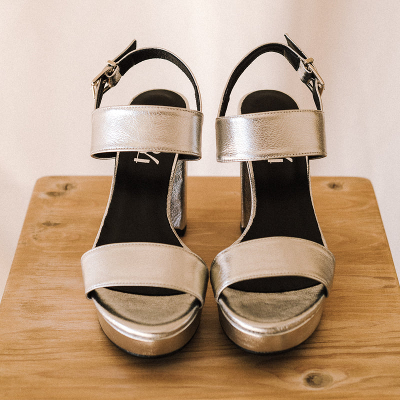 Very comfortable heeled sandals in silver leather, perfect for all day wear.