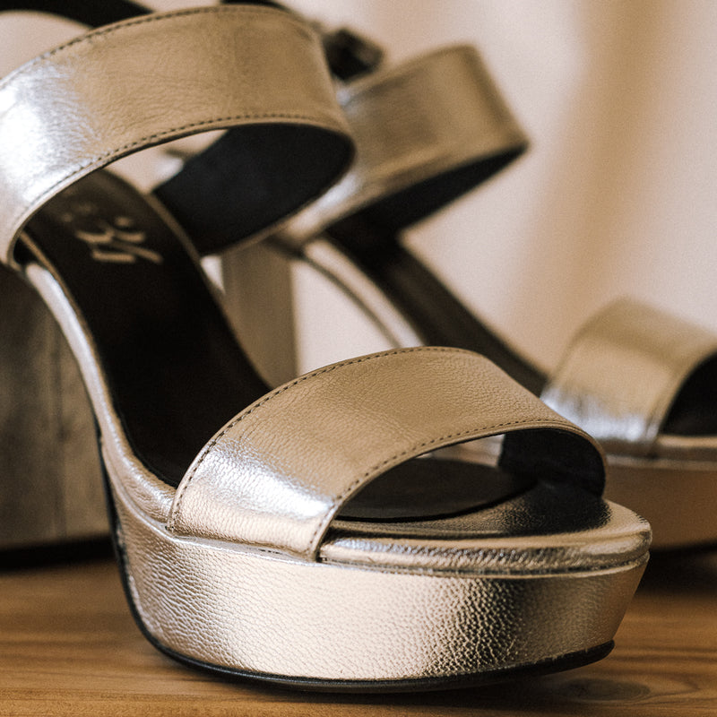 Classic, elegant and timeless heeled sandals in silver leather
