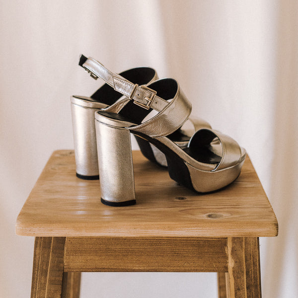 Chunky heel sandal with platform in silver leather, a wardrobe essential that goes with everything.