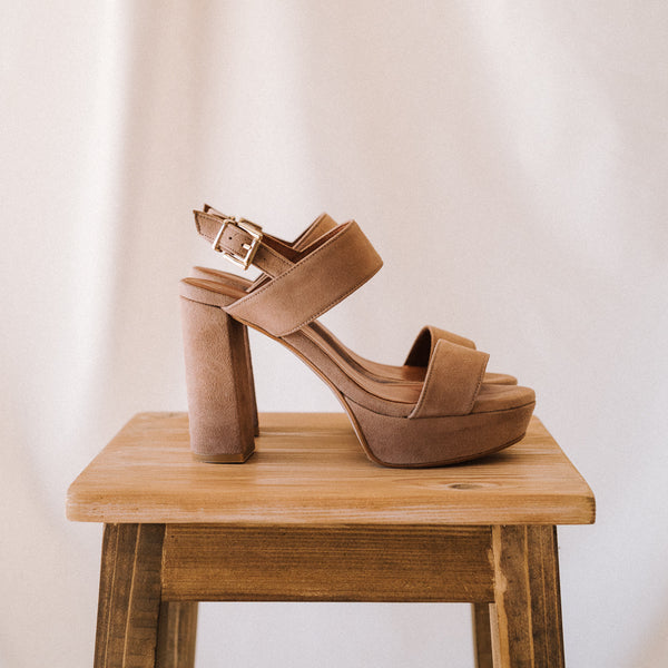 Very light heel and platform sandals in natural suede, weightless