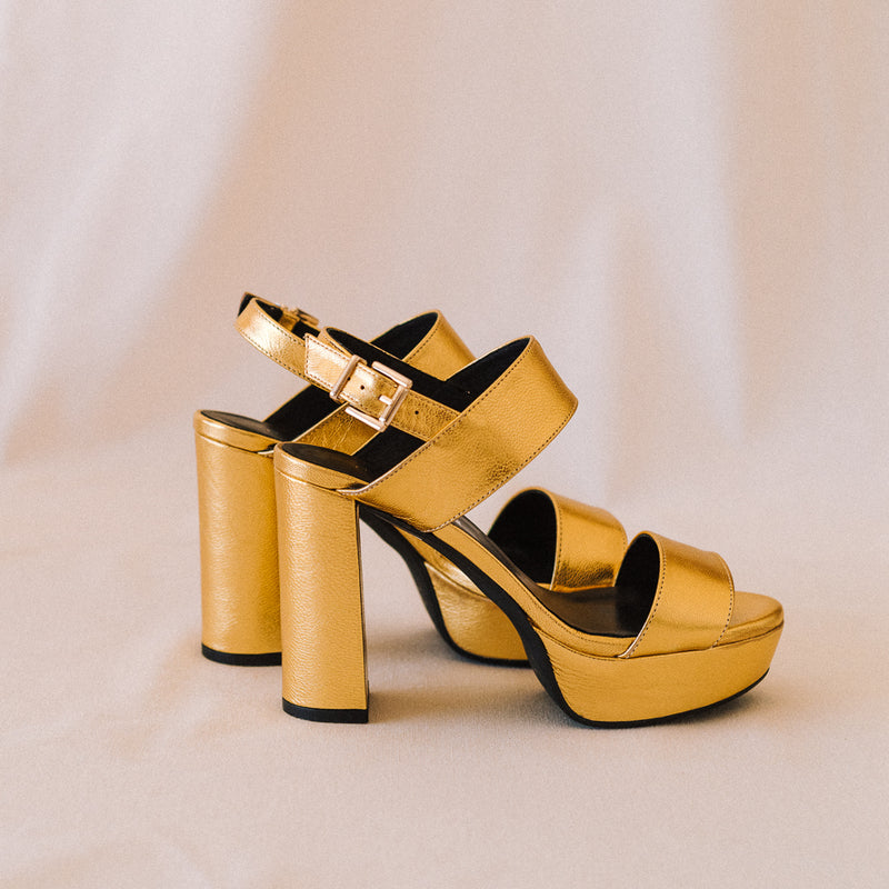 Heel and platform sandals for weddings, baptisms and communions in gold leather.