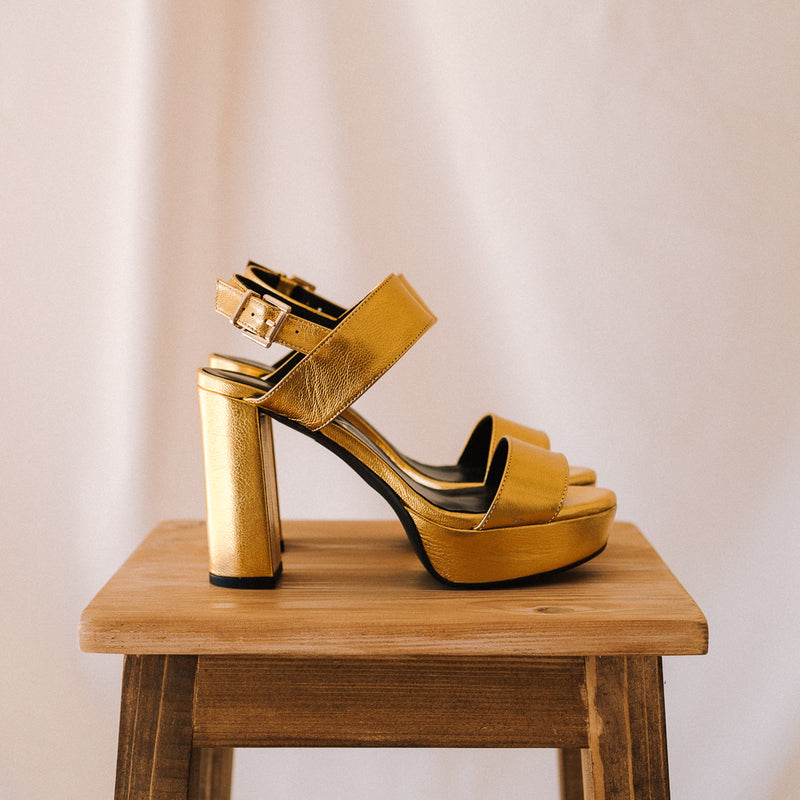 Chunky heel and very comfortable platform sandal in gold leather