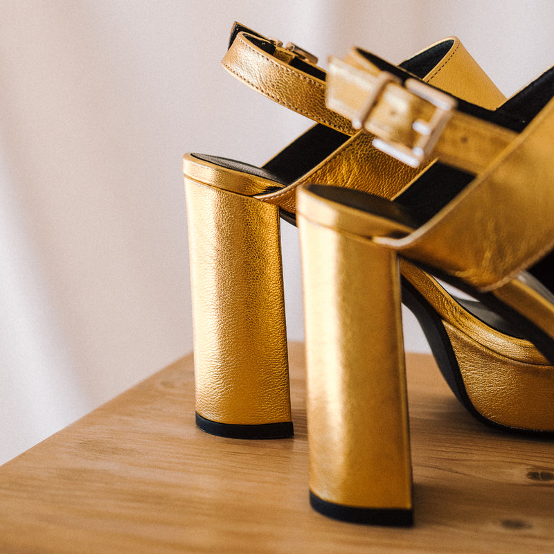 Very light heel and platform sandals in gold leather, weightless