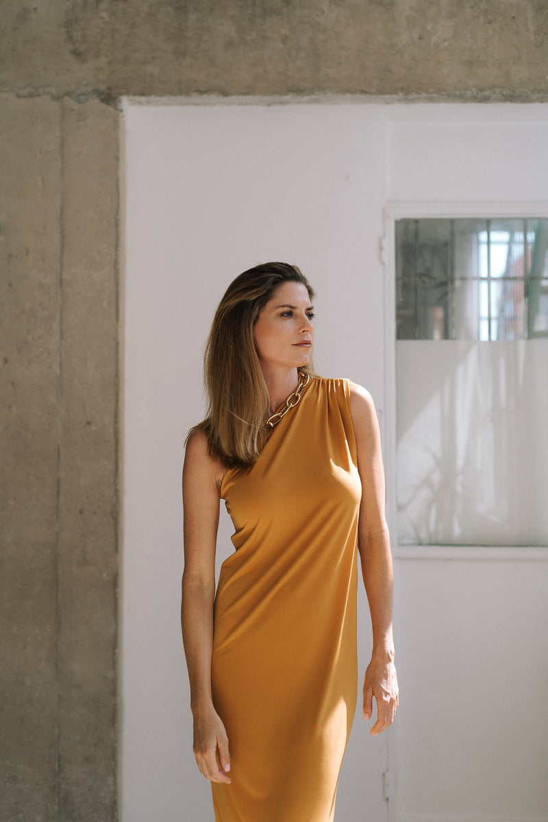 Non-wrinkling dress in mustard color